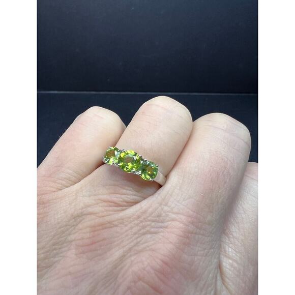 Vintage peridot three stone sterling silver ring size 7 - Picture 3 of 12